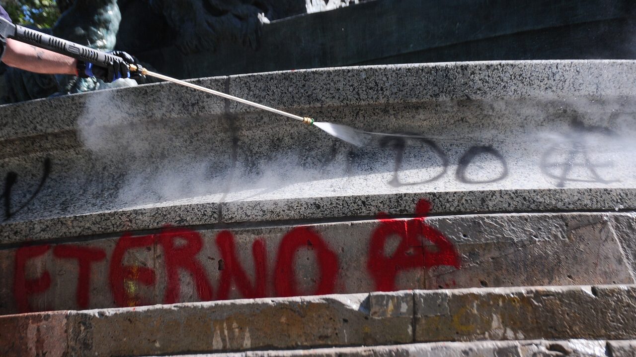 Gobernador Orrego anuncia querella tras vandalización de la reinaugurada Fuente Alemana del Parque Forestal/Agencia Uno