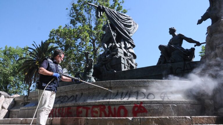 Gobernador Orrego anuncia querella tras vandalización de la reinaugurada Fuente Alemana del Parque Forestal
