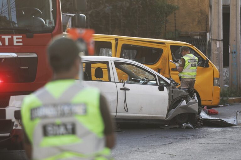 Con velas y globos: Realizan emotiva velatón por niño que murió tras choque a furgón escolar en Recoleta