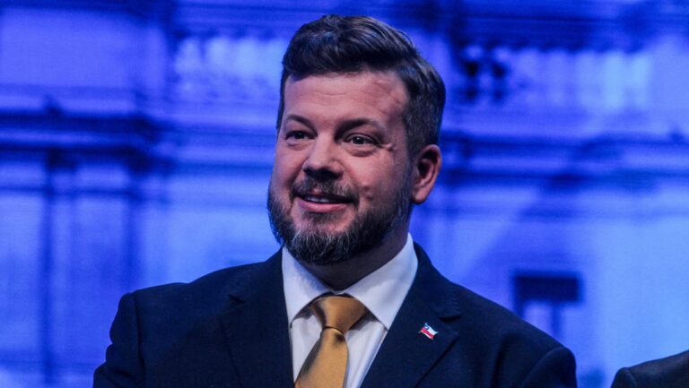 Micrófono abierto juega mala pasada a Kaiser con comentario sobre gira de Boric: 