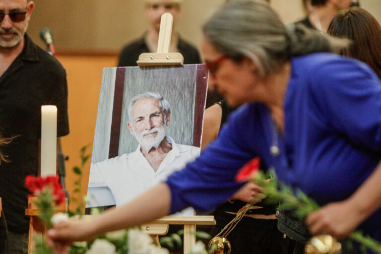 Homenajes, aplausos y mucha emoción: Las postales que ha dejado el velorio de Héctor “Tito” Noguera