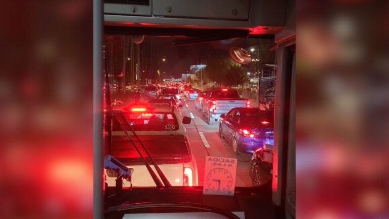 Volcamiento de camión provocó caos vial en el Aeropuerto de Santiago: Congestión duró más de 4 horas