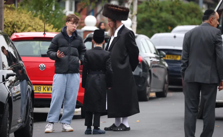 Los fieles se reúnen cerca de la Sinagoga de la Congregación Hebrea de Heaton Park, en el norte de Inglaterra, después de un ataque con un coche y un apuñalamiento en el día más sagrado del calendario judío. Phil Noble/Reuters