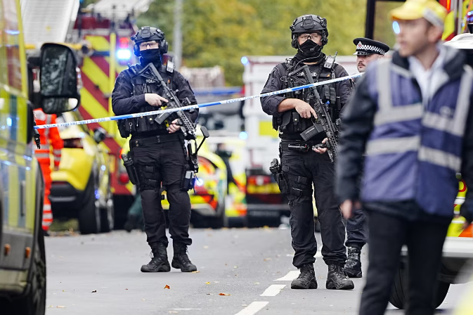 Agentes de policía armados en la escena de un incidente en la sinagoga de la Congregación Hebrea Heaton Park en Crumpsall, Manchester, el jueves/Peter Byrne/PA/AP
