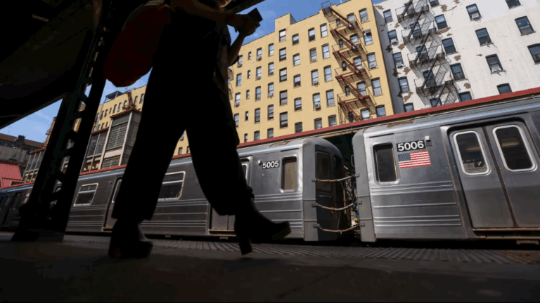 Preocupante tendencia: Las razones por las que las mujeres están abandonando la fuerza laboral en Estados Unidos