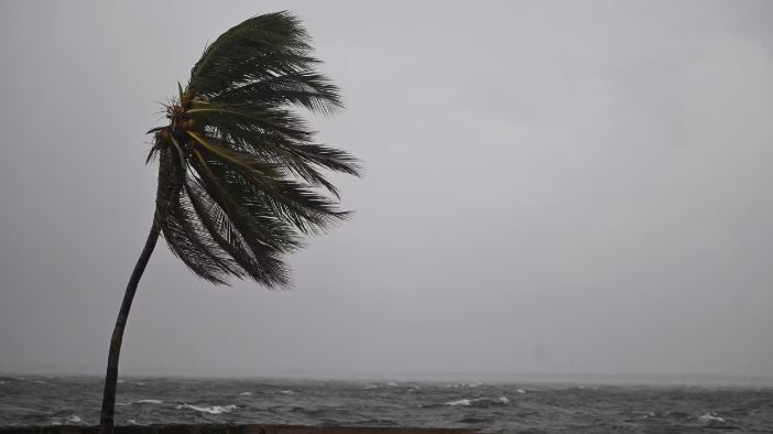 Empeoran las condiciones en Jamaica previo a la llegada del huracán Melissa, que está en categoría 5