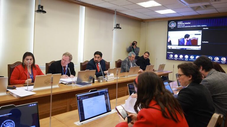 Comisión de la Cámara Baja discute proyecto que busca restringir acceso de migrantes irregulares a beneficios fiscales