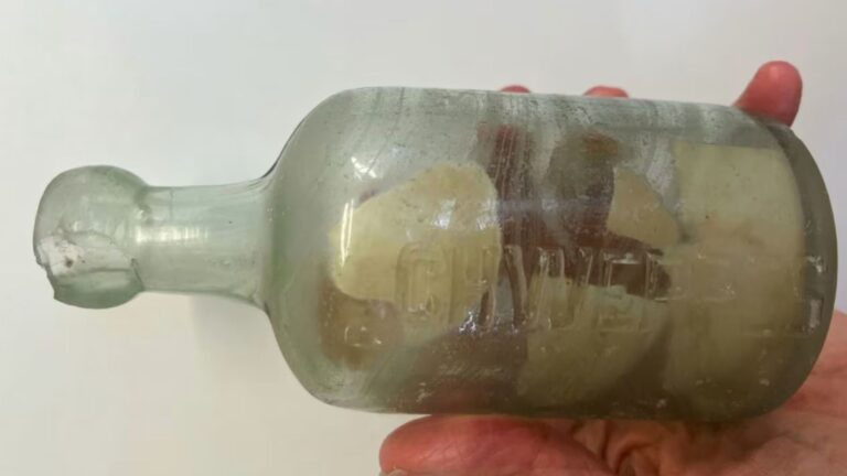 Hallan mensajes en una botella de dos soldados de la Primera Guerra Mundial tras un siglo en una playa australiana