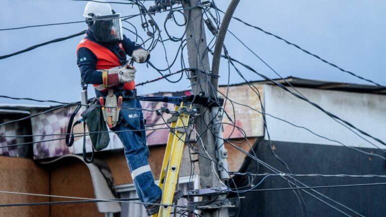 Enel atribuye a reguladores error en tarifas eléctricas que generará rebaja del 2% en 2026