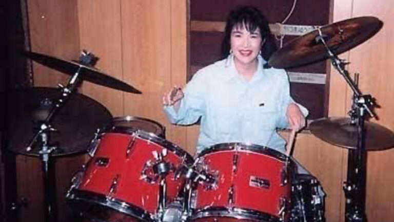 Sanae Takaichi: La nueva primera ministra japonesa que también es baterista de heavy metal