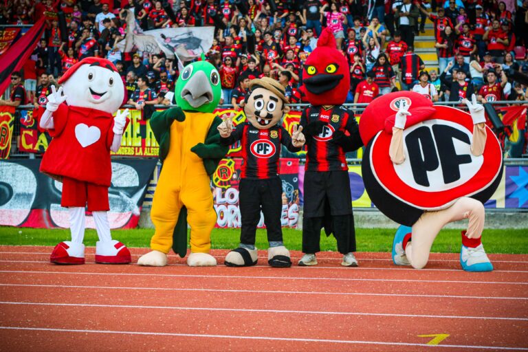 La adrenalínica e inesperada carrera de corpóreos en el partido de Rangers de Talca