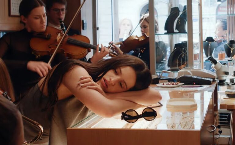 Rosalía estrena “Berghain”: Canta en alemán y demuestra su talento como soprano