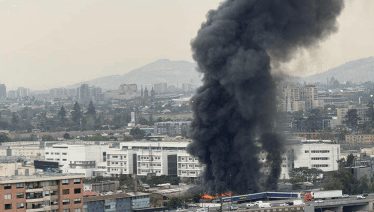 Intenso incendio consume empresa de muebles de madera en Pedro Aguirre Cerda