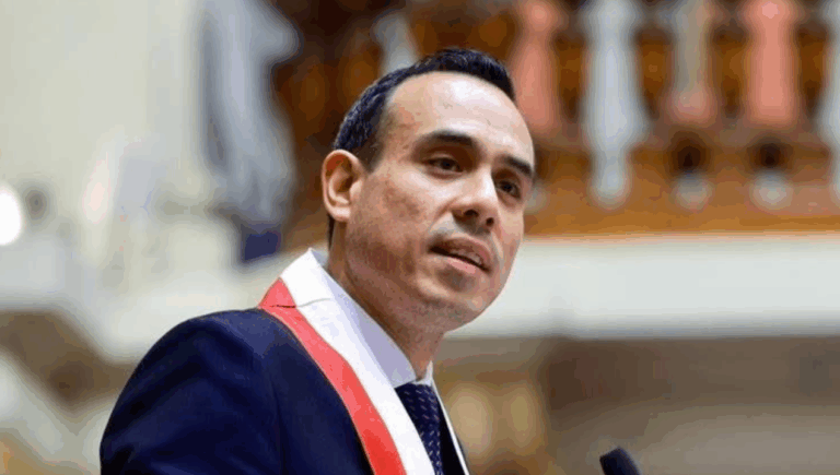 José Jerí asume la Presidencia de Perú tras destitución de Dina Boluarte y fija la seguridad como eje de su Gobierno de transición