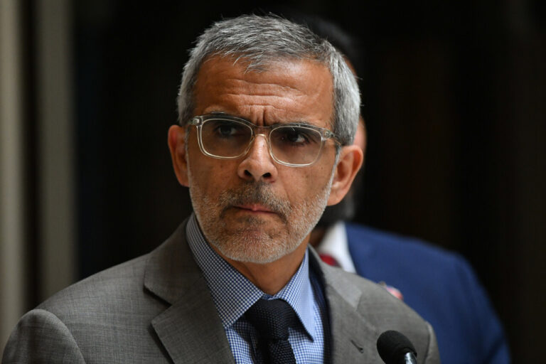 UDI acusa “absurda” defensa del ministro Cordero por uso de celulares en cárceles y exige revisar fallas en inhibidores