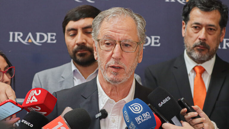 Ministro García rechaza informe de consultora y mantiene cifra de US$115 millones en cobros excesivos de luz