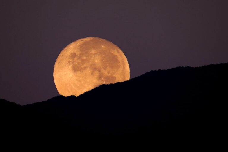 Superluna de octubre: Revisa el horario y desde dónde se podrá ver en Chile
