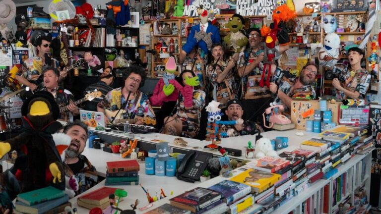 31 Minutos y el fenómeno Tiny Desk: Cómo una broma entre periodistas convirtió a un escritorio en un escenario global