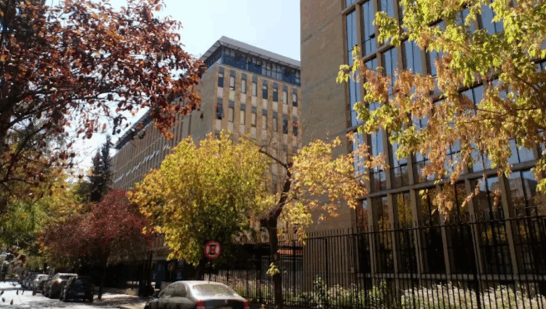 Denuncian experimentación humana en la Universidad Finis Terrae: Profesor habría realizado biopsias a estudiantes