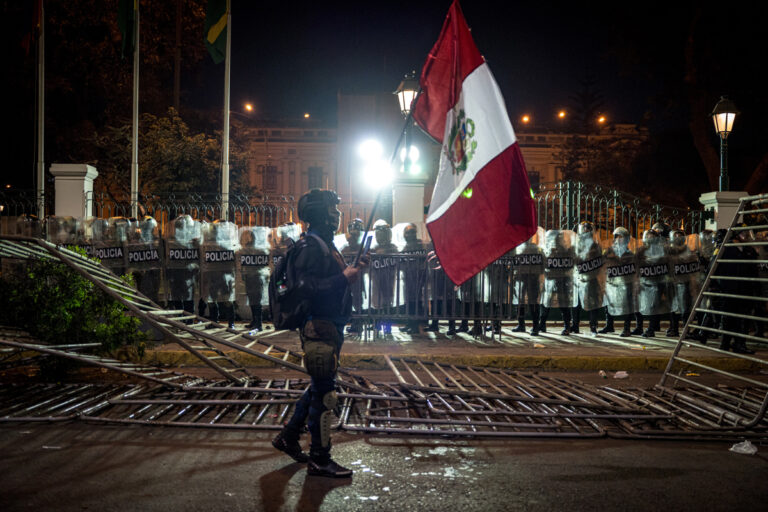 Muere un manifestante durante multitudinaria protesta en Perú contra el Gobierno y el Congreso
