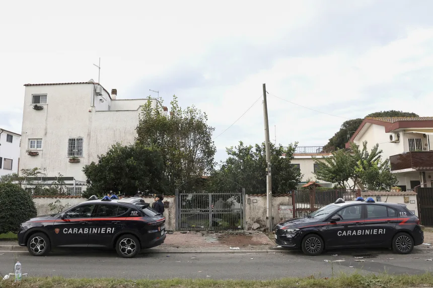La policía militar de los Carabinieri se encuentra frente a la casa del periodista de investigación Sigfrido Ranucci. Cecilia Fabiano/LaPresse/AP