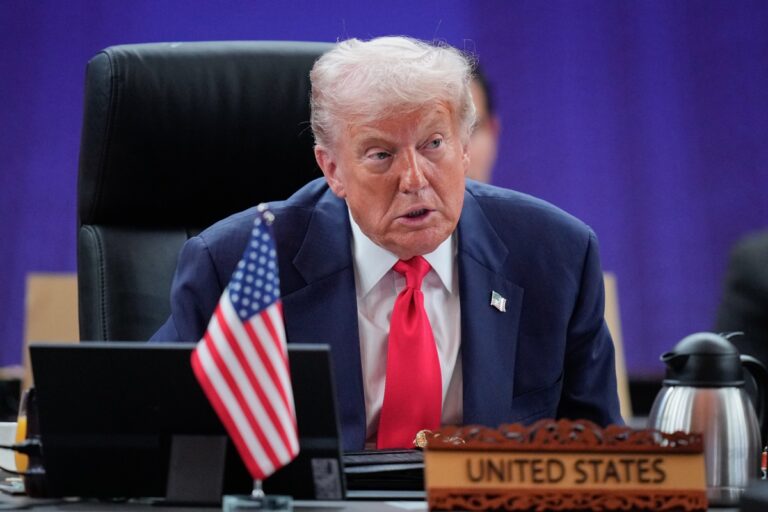 Donald Trump felicita a Javier Milei por la “aplastante victoria” de su partido en legislativas argentinas