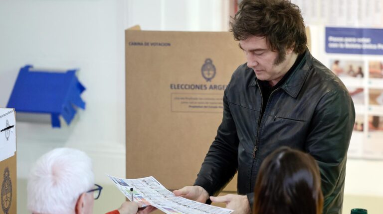 Elecciones legislativas en Argentina: Milei votó acompañado de su hermana Karina y se prepara para esperar los resultados