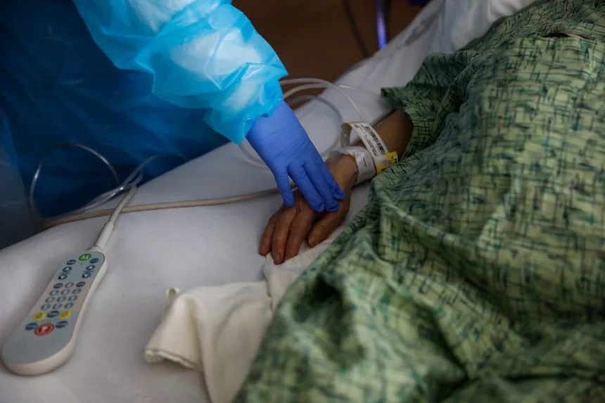 Una enfermera revisa a un paciente en el Centro Médico Regional de San José, un hospital de cuidados agudos, en diciembre de 2020 en San José, California. Gabrielle Lurie/The San Francisco Chronicle/Getty Images