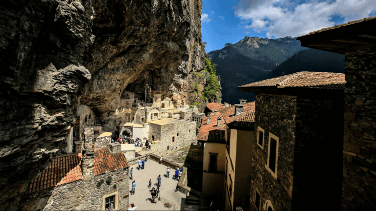 La historia del antiguo Monasterio de Sümela: Está colgado del costado de un acantilado en Turquía
