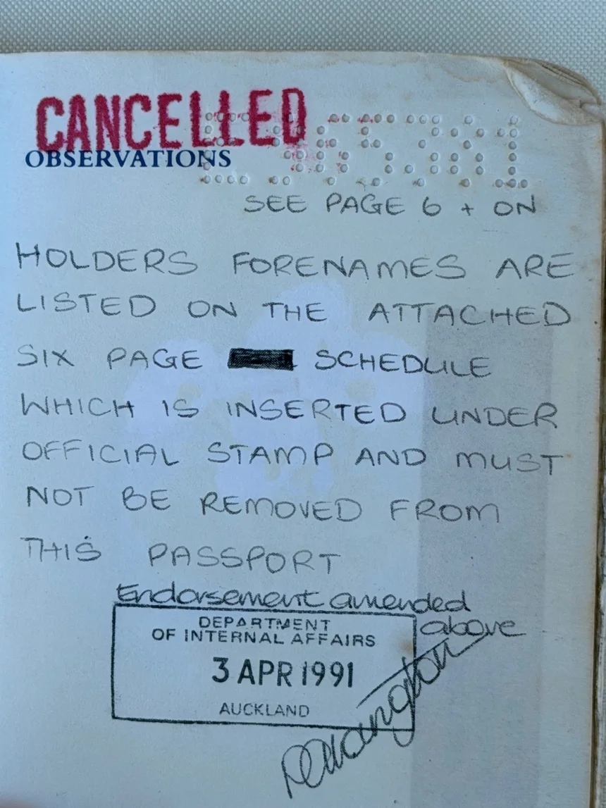 El antiguo pasaporte de Watkins necesitaba un formulario especial para que figurara su nombre completo. Laurence Watkins