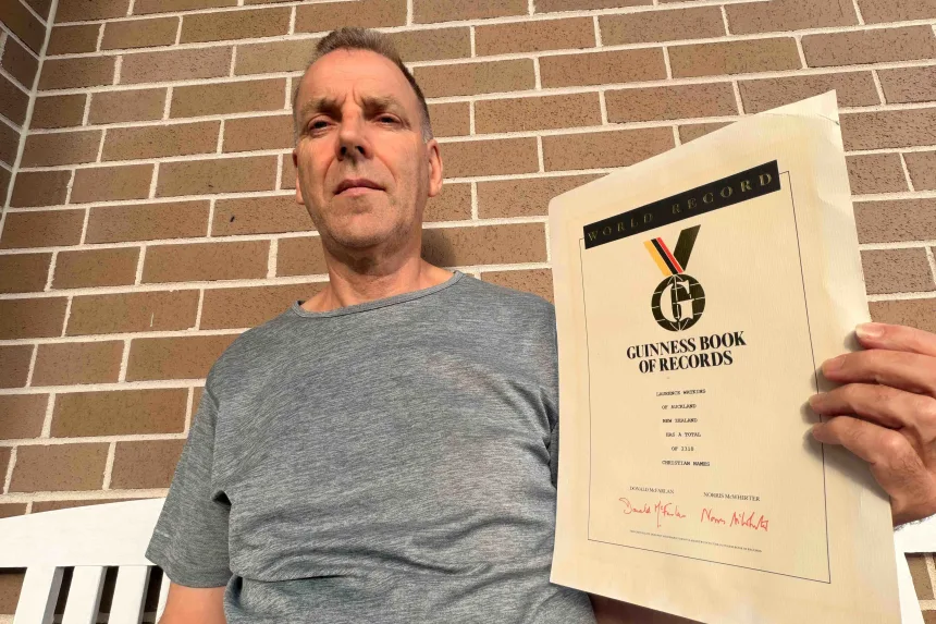 Watkins posa con su certificado Guinness World Records cubierto. Laurence Watkins
