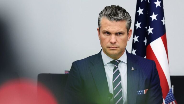 La Marina de EE.UU. mantiene detenidos a dos sobrevivientes del ataque contra presunto barco narcotraficante en el Caribe