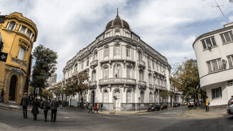 Palacio Larraín: Histórico inmueble de Santiago enfrenta posible cierre como centro cultural tras no llegar a acuerdo con propietarios