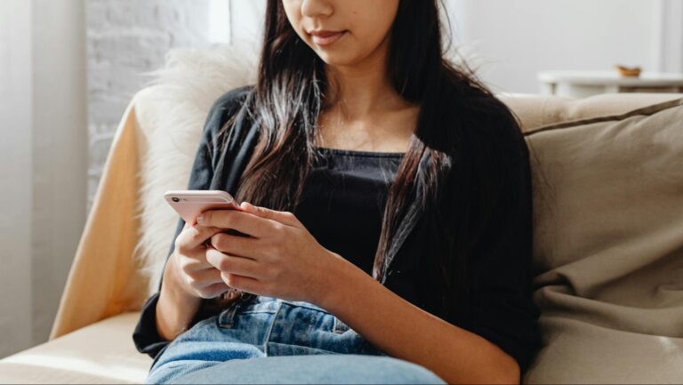 Avanza en el Senado el proyecto que prohíbe el uso de celulares en todos los niveles educativos en los colegios