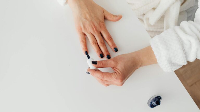 ISP ordena retiro del mercado de 10 esmaltes de uñas por contener ingrediente prohibido en productos cosméticos