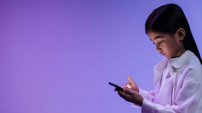 Inteligencia artificial en la infancia: ¿A qué edad es recomendable que los niños empiecen a usarla?