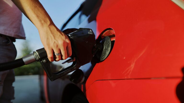 Alza en bencinas y diésel: Los nuevos precios de los combustibles, según ENAP