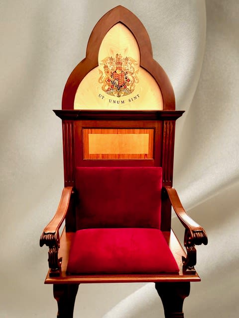 La Basílica de San Pablo Extramuros ha creado para Carlos una silla especial decorada con el escudo de armas del Rey. Oficina de Prensa de la Santa Sede vía CNN Newssource