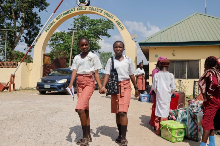 Escapan 50 de los más de 300 estudiantes secuestrados de un internado al norte de Nigeria