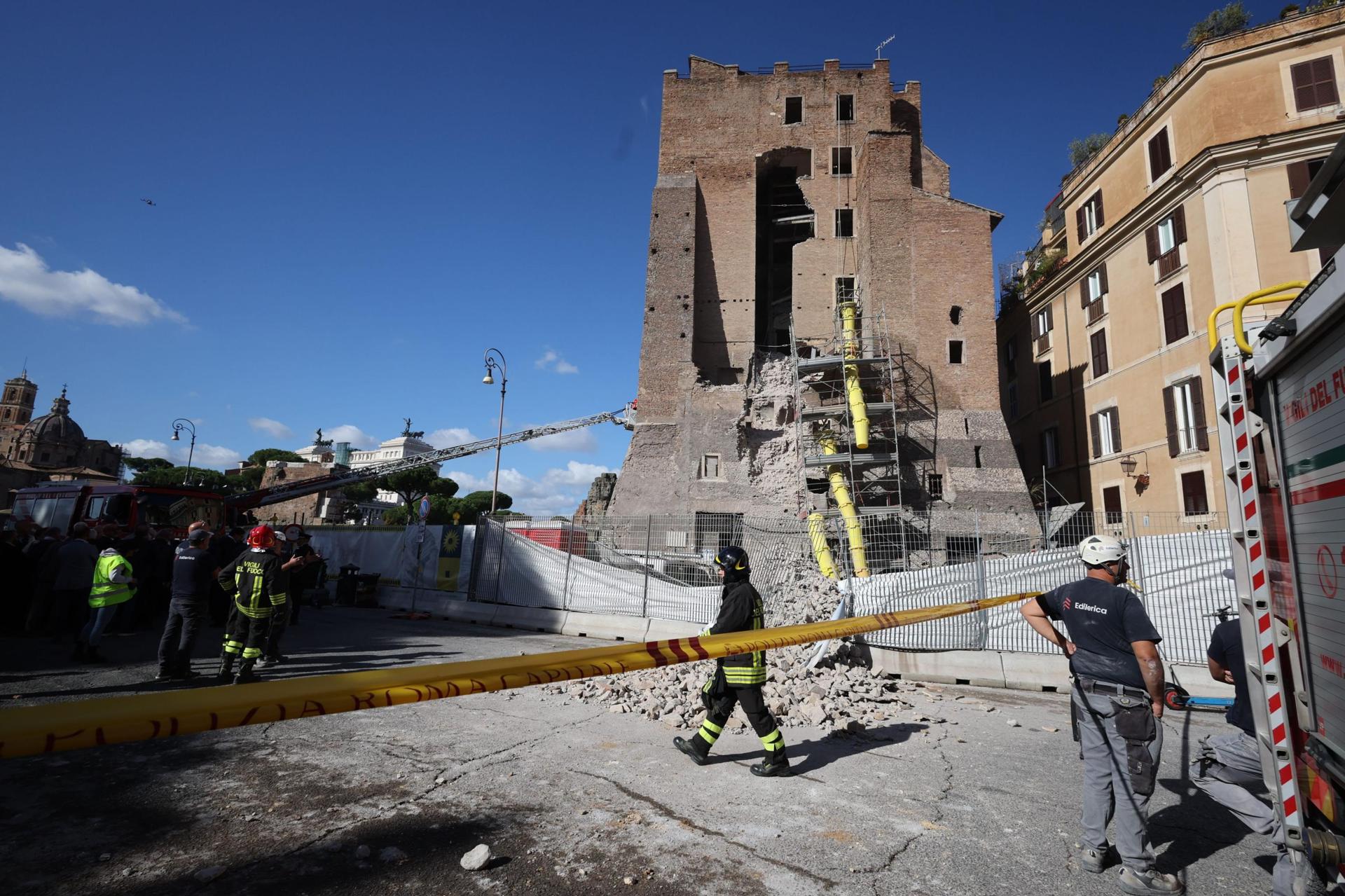 Los bomberos trabajan en el lugar tras el derrumbe de una sección de la Torre dei Conti, cerca del Foro Imperial de Roma, Italia, el 3 de noviembre de 2025. El derrumbe causó heridas graves a un trabajador y obligó a los bomberos a rescatar a otros de la estructura, según informó ANSA. Se produjo un segundo derrumbe durante las operaciones de rescate. El incidente está bajo investigación. (Italia, Roma) EFE/EPA/MASSIMO PERCOSSI