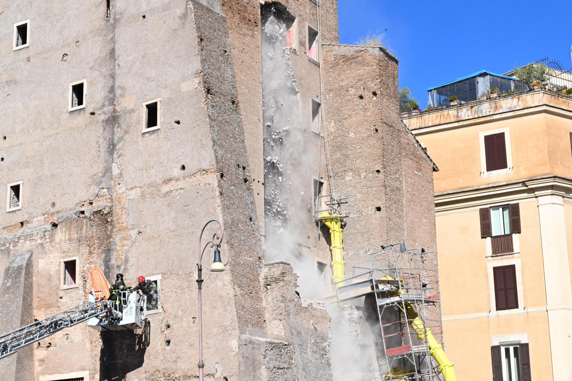Caída de escombros tras el derrumbe de una sección de la Torre dei Conti, cerca del Foro Imperial de Roma, Italia, el 3 de noviembre de 2025. El derrumbe causó heridas graves a un trabajador y obligó a los bomberos a rescatar a otros de la estructura, según informó ANSA. Se produjo un segundo derrumbe durante las operaciones de rescate. El incidente está bajo investigación. (Italia, Roma) EFE/EPA/MAURIZIO BRAMBATTI