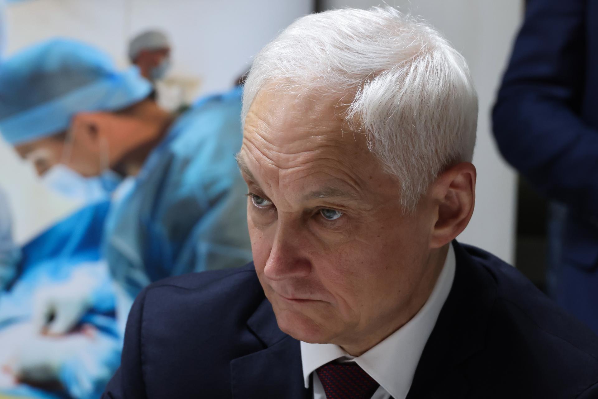 El ministro de Defensa ruso, Andrei Belousov, durante la visita del presidente ruso Vladimir Putin al Hospital Clínico Militar Central P.V. Mandryka en Moscú, Rusia, el 29 de octubre de 2025. (Rusia, Moscú)) EFE/EPA/VLADIMIR GERDO/SPUTNIK/KREMLIN / POOL 