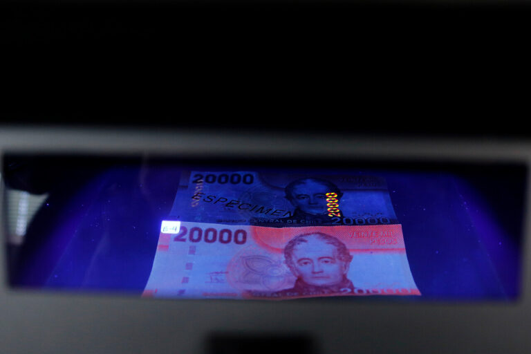 Carabineros por delitos de estafa con billetes falsos: ¿Cómo detectarlos y qué hacer si soy víctima?