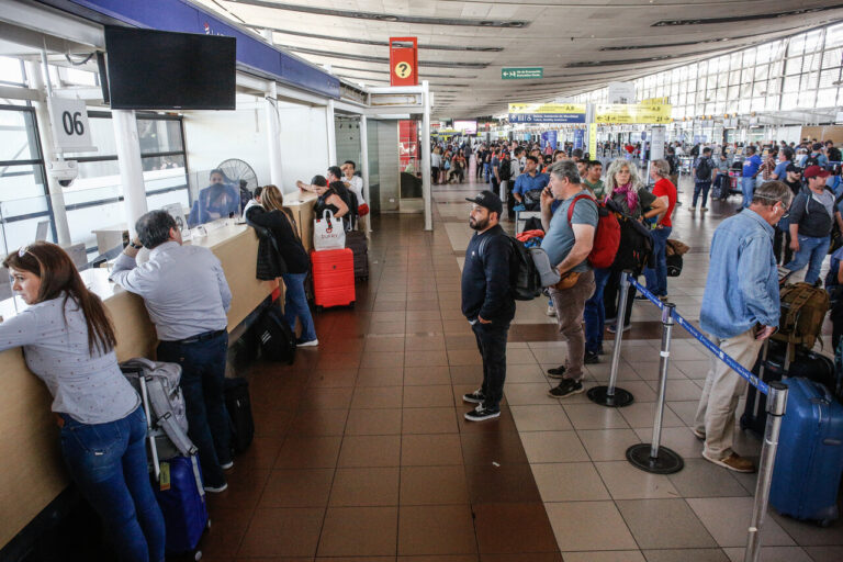 El plan de inclusión que inaugurará el Aeropuerto de Santiago: Tendrá 300 sillas de ruedas y 10 carros eléctricos