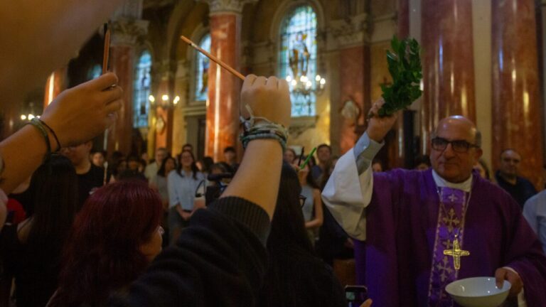 Iglesia de Santiago invita a jóvenes a Misa de Bendición de Lápices previo a la PAES 2025: ¿Cuándo y dónde será?