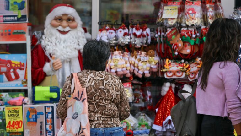 Navidad 2025: Presupuesto promedia 7 regalos por hogar y $17.746 por regalo, según la CNC