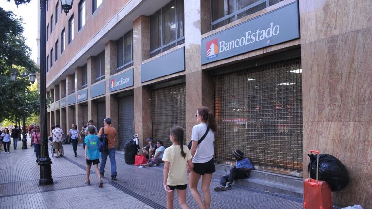 Senado respaldó reposición del feriado bancario: Iniciativa será discutida en la Cámara Baja