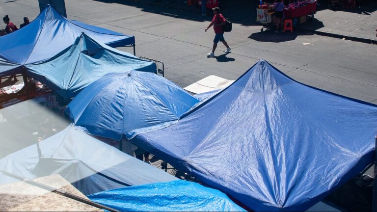 Nuevo operativo en Barrio Meiggs: Retiran cerca de 80 toldos azules en medio de barricadas