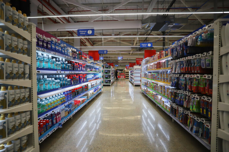 Supermercado deberá pagar $10 millones a clienta por accidente sufrido en su local: Se fracturó el brazo en una caída