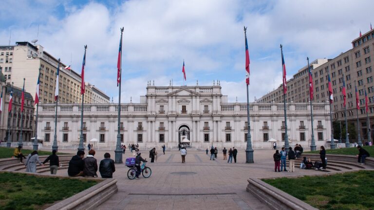 Millennials, mujeres e indiferentes a la política: El perfil del votante predominante en las elecciones 2025